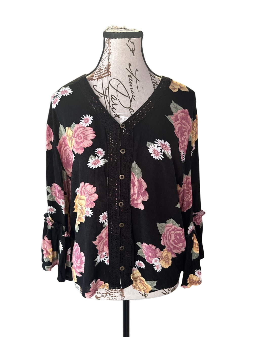 NWOT!! Maurices Women’s Black Floral Button-Front Top, size small